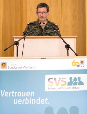 Generalleutnant Rainer Korff stellt seine Erinnerungsstücke vor. Foto: SVS