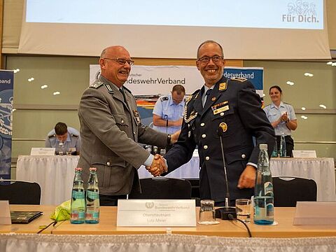 Freude über die Wiederwahl mit tollem Ergebnis: Landesvorsitzender Oberstleutnant Lutz Meier (l.) und sein Stellvertreter Stabsfeldwebel Volker Keil. Foto: DBwV/Yann Bombeke