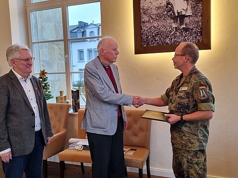 Auch eine Ehrung hatte der stellvertretende Landesvorsitzende West, Stabsfeldwebel Volker Keil, bei seinem Besuch der Ehemaligen in Trier im Gepäck. Dem Fregattenkapitän a.D Klaus Pick händigte er zum 60. jährigen Jubiläum die DBwV-Treueurkunde mit Anstecknadel aus. Foto: KERH Trier