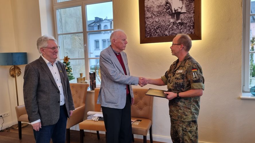 Auch eine Ehrung hatte der stellvertretende Landesvorsitzende West, Stabsfeldwebel Volker Keil, bei seinem Besuch der Ehemaligen in Trier im Gepäck. Dem Fregattenkapitän a.D Klaus Pick händigte er zum 60. jährigen Jubiläum die DBwV-Treueurkunde mit Anstecknadel aus. Foto: KERH Trier