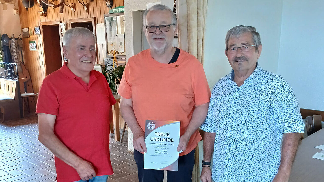 OStFw a.D. Kurt Krummenauer, Hptm a.D. Roland Helmholz und StFw a.D. Josef Marx  (v.l.n.r.). Foto: Bernhard Mohr