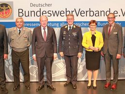 Beim Jahresempfang im Landkreis Calw: Thomas Blenke (MdL), Oberstleutnant Peter Thomas, Staatssekretär Wilfried Klenk (MdL), Hauptmann Andreas Steinmetz, Vizepräsidentin Sabine Kurtz (MdL), Landesvorsitzender Stabsfeldwebel a.D. Gerhard Stärk und der stellvertretende Landesvorsitzender Oberstleutnant Josef Rauch (v.l.). Foto: DBwV/Kaminsky