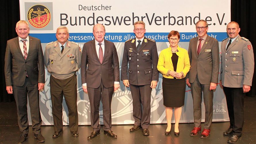 Beim Jahresempfang im Landkreis Calw: Thomas Blenke (MdL), Oberstleutnant Peter Thomas, Staatssekretär Wilfried Klenk (MdL), Hauptmann Andreas Steinmetz, Vizepräsidentin Sabine Kurtz (MdL), Landesvorsitzender Stabsfeldwebel a.D. Gerhard Stärk und der stellvertretende Landesvorsitzender Oberstleutnant Josef Rauch (v.l.). Foto: DBwV/Kaminsky