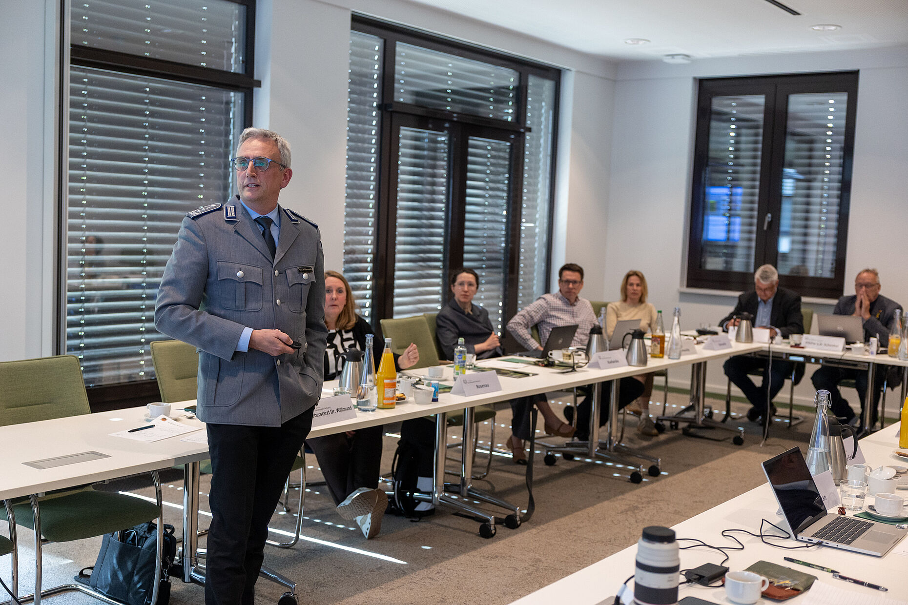 Oberstarzt Dr. Gerd Willmund warf die Frage auf, ob die Anwendung des EinsatzWVG auch in einem Szenar der Landes- und Bündnisverteidigung denkbar wäre. Foto: DBwV/Yann Bombeke