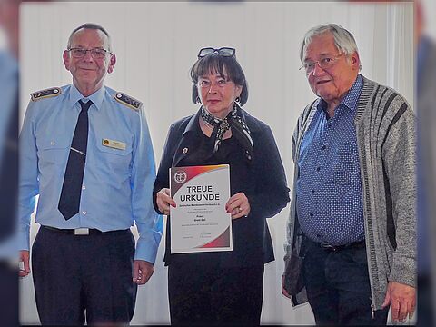 Die Mitgliederversammlung der KERH Mengen/Hohentengen startete mit der Würdigung von Greti Ziel für 25 Jahre Mitgliedschaft im BundeswehrVerband durch den Bezirksvorsitzenden Oberstabsfeldwebel a.D. Harald Lott und KERH-Vorsitzenden Stabsfeldwebel a.D. Roland Richter. Foto: Horst Niedermüller