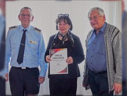 Die Mitgliederversammlung der KERH Mengen/Hohentengen startete mit der Würdigung von Greti Ziel für 25 Jahre Mitgliedschaft im BundeswehrVerband durch den Bezirksvorsitzenden Oberstabsfeldwebel a.D. Harald Lott und KERH-Vorsitzenden Stabsfeldwebel a.D. Roland Richter. Foto: Horst Niedermüller