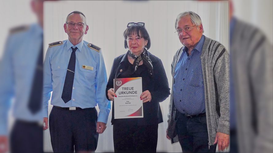Die Mitgliederversammlung der KERH Mengen/Hohentengen startete mit der Würdigung von Greti Ziel für 25 Jahre Mitgliedschaft im BundeswehrVerband durch den Bezirksvorsitzenden Oberstabsfeldwebel a.D. Harald Lott und KERH-Vorsitzenden Stabsfeldwebel a.D. Roland Richter. Foto: Horst Niedermüller