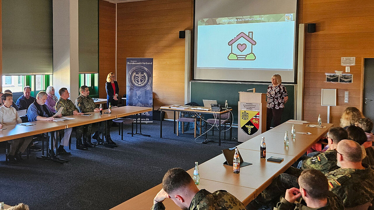 Rund 40 Teilnehmer aus verschiedenen Dienststellen informierten sich bei der Info-Veranstaltung der TruKa LKdo zur Kaltstartakte der Bundeswehr. Foto: Pieper