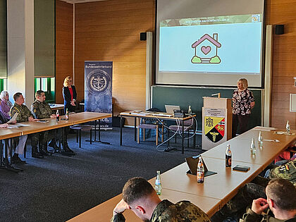 Rund 40 Teilnehmer aus verschiedenen Dienststellen informierten sich bei der Info-Veranstaltung der TruKa LKdo zur Kaltstartakte der Bundeswehr. Foto: Pieper