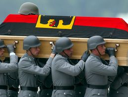 Bundeswehrsoldaten tragen am 10. Juni 2003 auf dem militärischen Teil des Köln-Bonner Flughafens den Sarg eines gefallenen Kameraden. Vier deutsche ISAF-Soldaten waren drei Tage zuvor in Kabul einem Selbstmordanschlag zum Opfer gefallen. Foto: picture alliance / ASSOCIATED PRESS | MICHAEL SOHN