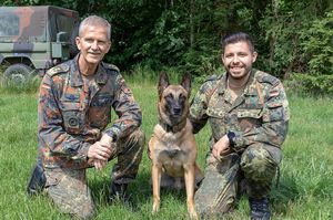 Der Inspekteur der Streitkräftebasis Generalleutnant Martin Schelleis (l.) besuchte die Schule in Ulmen. Hundeführer Oberfeldwebel Miguel Acosta zeigte dem General die Fähigkeiten seines Diensthundes Donnie. Foto: Bundeswehr/Roland Apers