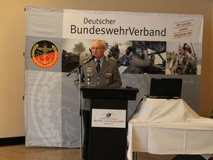 Stabsfeldwebel a.D. Frank Udo Reiche eröffnet die Bezirkstagung. Foto: DBwV/kuh