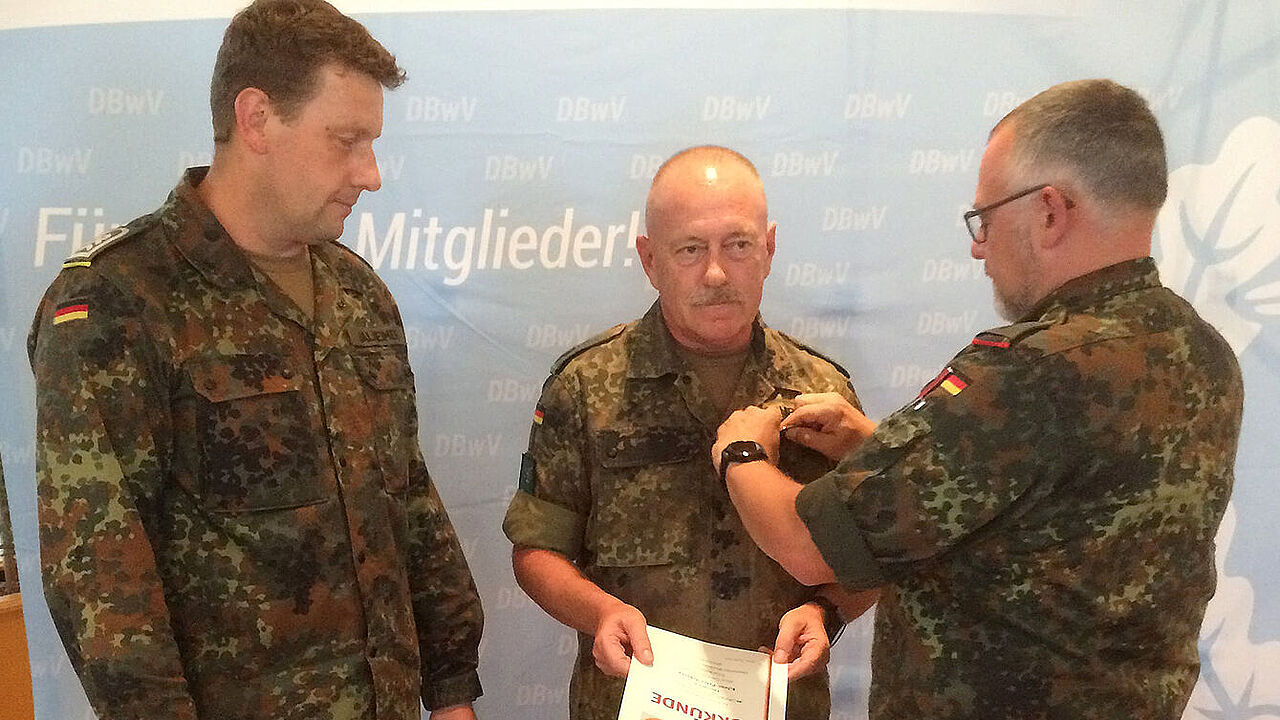 Oberst Hans-Peter Schirra (Mitte) erhält die Treue-Urkunde für langjährige Mitgliedschaft im DBwV. Foto: G. Hartmann 