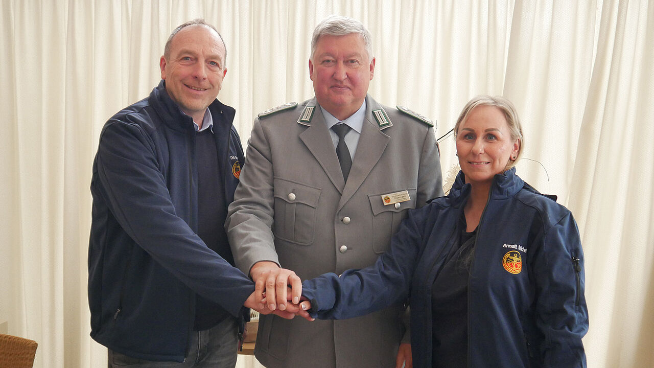 Dirk Sommer (l.) und Thomas Behr mit der neuen Bezirksvorsitzenden Annett Michel. Foto: LV Nord