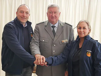 Dirk Sommer (l.) und Thomas Behr mit der neuen Bezirksvorsitzenden Annett Michel. Foto: LV Nord