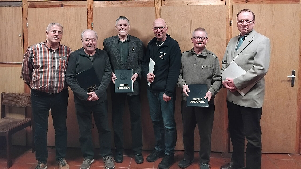 In Faßberg (v.l.): Thomas Frederich, Jürgen Wolff, Martin Sagehorn, Hans Jürgen Birk, Klaus Gottwald und der stellvertretende Kameradschaftsvorsitzende Oberstabsfeldwebel a.D. Harald Zimmer. Foto: LV Nord