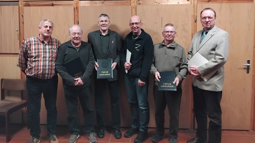 In Faßberg (v.l.): Thomas Frederich, Jürgen Wolff, Martin Sagehorn, Hans Jürgen Birk, Klaus Gottwald und der stellvertretende Kameradschaftsvorsitzende Oberstabsfeldwebel a.D. Harald Zimmer. Foto: LV Nord