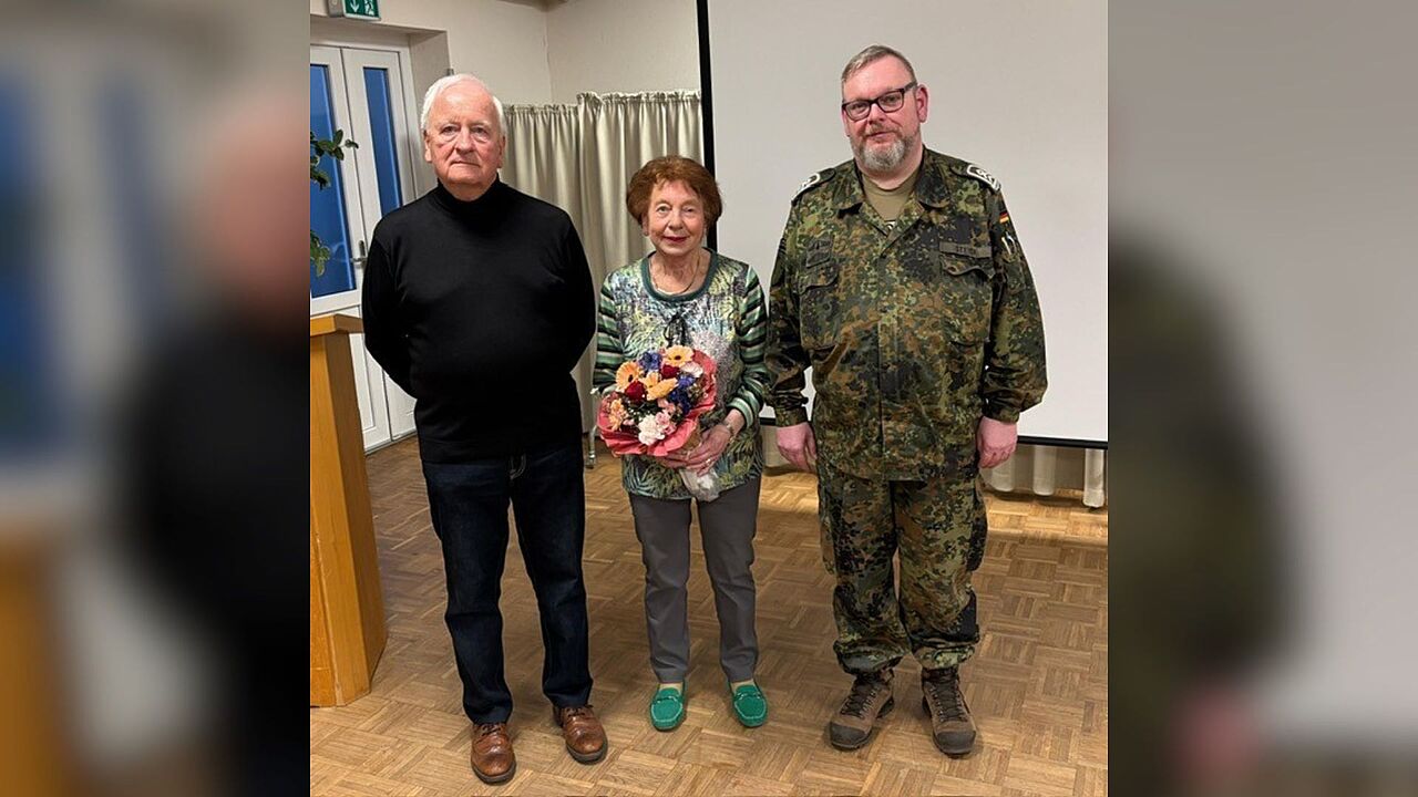 Johannes und Karin Wallusch mit dem neuen Vorsitzenden, Stabsfeldwebel a.D. Jörg Steyer. Foto: DBwV