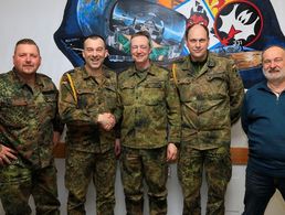 Wurde aus dem Kreis der Truppenkameradschaft verabschiedet: Ralf Dannert (3. v.l.) mit Nico Mastbraker, Nachfolger Ralf Jakobs, Michael Lui und dem Standortbeauftragten Winfried Müller (v.l). Foto: TruKa Fliegende Gruppe TaktLwG 33