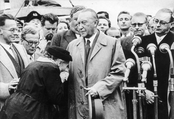 Die Mutter eines Kriegsgefangenen dankt Bundeskanzler Konrad Adenauer nach seiner Rückkehr aus Moskau am 14. September 1955 auf dem Flughafen Köln/Bonn. Foto: Bundesarchiv