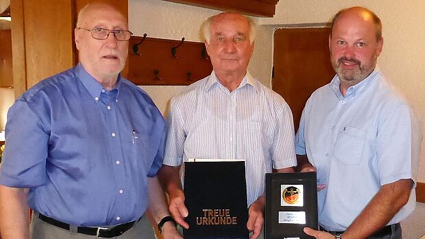 Stabsfeldwebel a.D. Josef Eichenseer zwischen dem Vorsitzendem KERH, Stabsfeldwebel a.D. Klaus-Dieter Becker (l.) und dem Bezirksvorsitzenden Stabsfelwebel Dieter Götz (r.). 