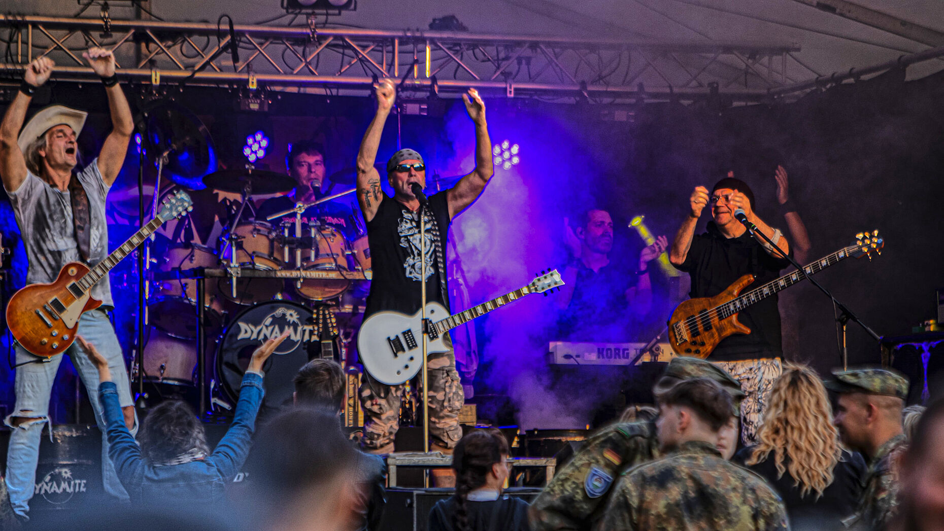 Das Highlight auf dem Sommerfest: die Band Dynamite mit ihrer Live-Performance. Foto: TruKa InfS