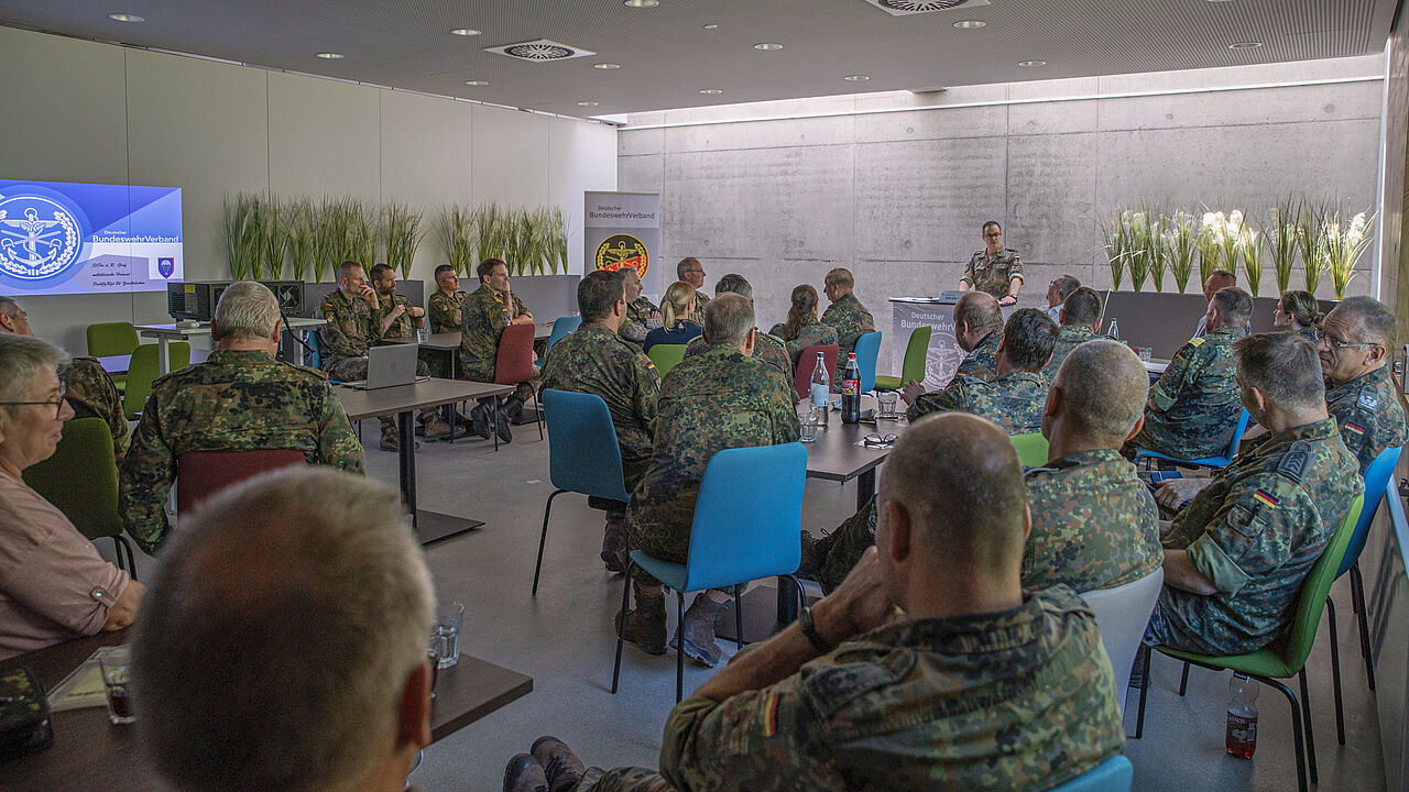 Ende Juni 2026 setzte der neue Vorstand der TruKa Wilhelmsburgkaserne mit seiner ersten Mitgliederversammlung vor 48 Teilnehmern seinen ersten öffentlichen Meilenstein. Foto: Bundeswehr