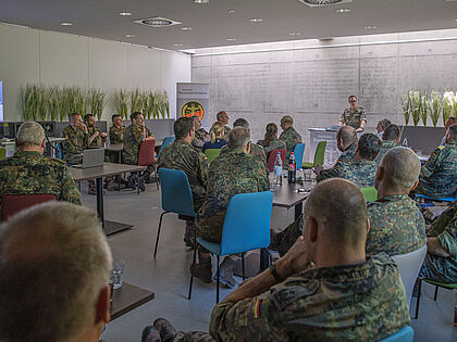 Ende Juni 2026 setzte der neue Vorstand der TruKa Wilhelmsburgkaserne mit seiner ersten Mitgliederversammlung vor 48 Teilnehmern seinen ersten öffentlichen Meilenstein. Foto: Bundeswehr