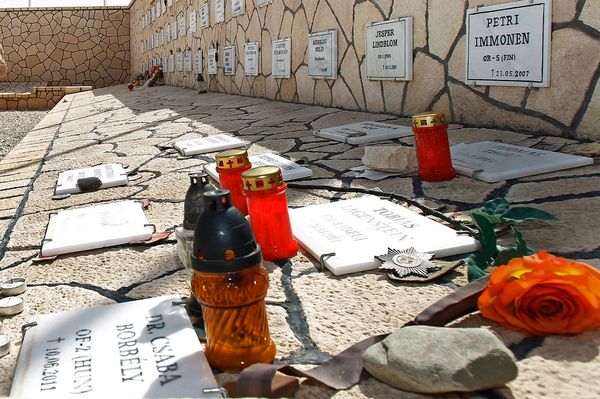 Zur Erinnerung an die Gefallenen: Der Ehrenhain in Masar-e-Sharif in Afghanistan. Foto: Bundeswehr/Andrea Bienert