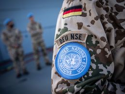 Die Fregatte „Baden-Württemberg“ im UN-Einsatz UNIFIL vor der Küste des Libanons – Kapitänleutnant Selina Marie Kraft, die am UNIFIL Einsatz teilnahm, war eine der Soldatinnen, die für ihren Einsatz im Rahmen des „Tag des Peacekeepings“ ausgezeichnet wurde, wie eine weitere Soldatin und ein weiterer Soldat. Foto: picture alliance/dpa/Michael Kappeler