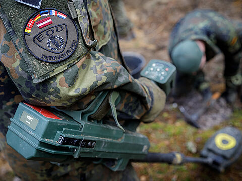 Soldaten bei einer Kampfmittelabwehrübung in Lettland: Die meisten europäischen Streitkäfte haben Probleme bei der Personalgewinnung. Foto: Bundeswehr/Marco Dorow
