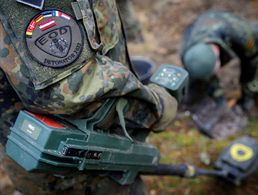 Soldaten bei einer Kampfmittelabwehrübung in Lettland: Die meisten europäischen Streitkäfte haben Probleme bei der Personalgewinnung. Foto: Bundeswehr/Marco Dorow