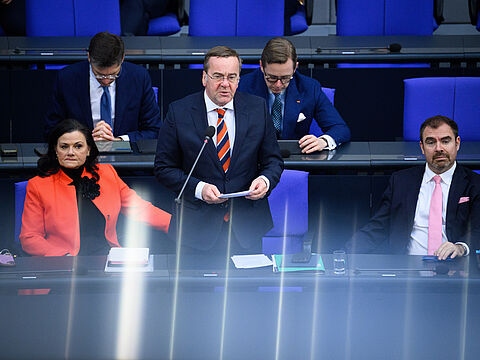 Verteidigungsminister Boris Pistorius stellte sich am Mittwoch den Fragen der Abgeordneten im Bundestag. Foto: picture alliance/dpa/Bernd von Jutrczenka
