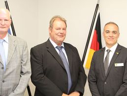 Klaus-Hermann Scharf (l.) und Jürgen Görlich (r.) mit dem Präsidenten des Bundessprachenamts Dietmar Zimmer. Foto: Bundessprachenamt