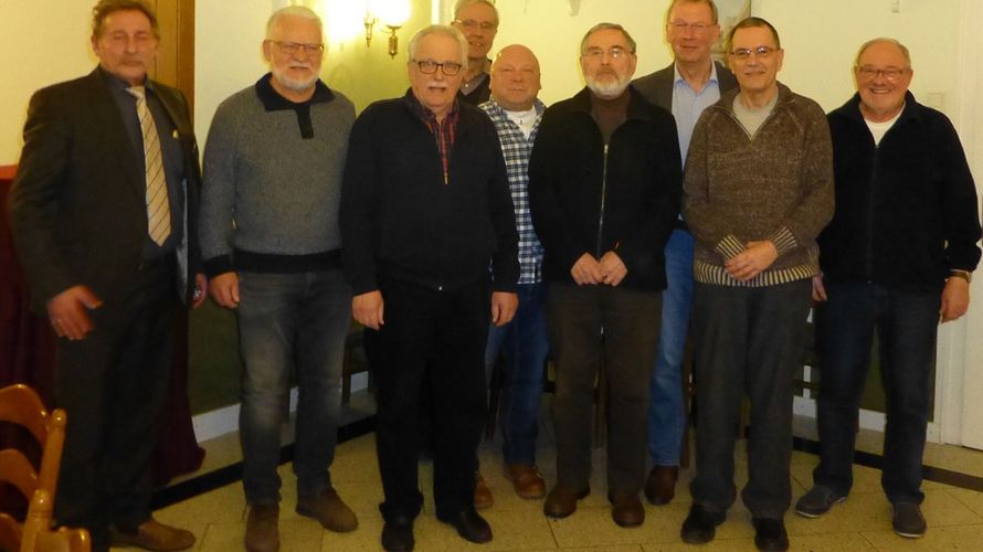 Vorstandswahl in Borken: Bezirksvorsitzender Reinhard Schlepphorst, Reinhard Rowinsky, Heinrich Baumgarten, Wolf-Dieter Wunderlich, Thomas Heick, Karl-Heinz Weinbach, Jürgen Fellerhoff, Gerhard Tienz, Wolfgang Schultze (v.l.) Foto: KERH Borken