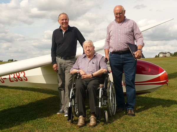 Viele interessante Gespräche gab es mit Mitgliedern der Flugsportvereinigung Blitz, die Piloten wurden nicht müde ihr Hobby und ihre Flugzeuge zu erklären. (v.l.) Klaus Böttcher mit Werner Allenstein und Heinrich Hauser. Foto: ERH Herrenwald Schalm