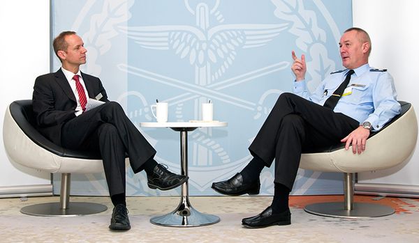 Schatzmeister Oberstleutnant Stephan Zier (r.) wurde von Chefredakteur Frank Henning interviewt.