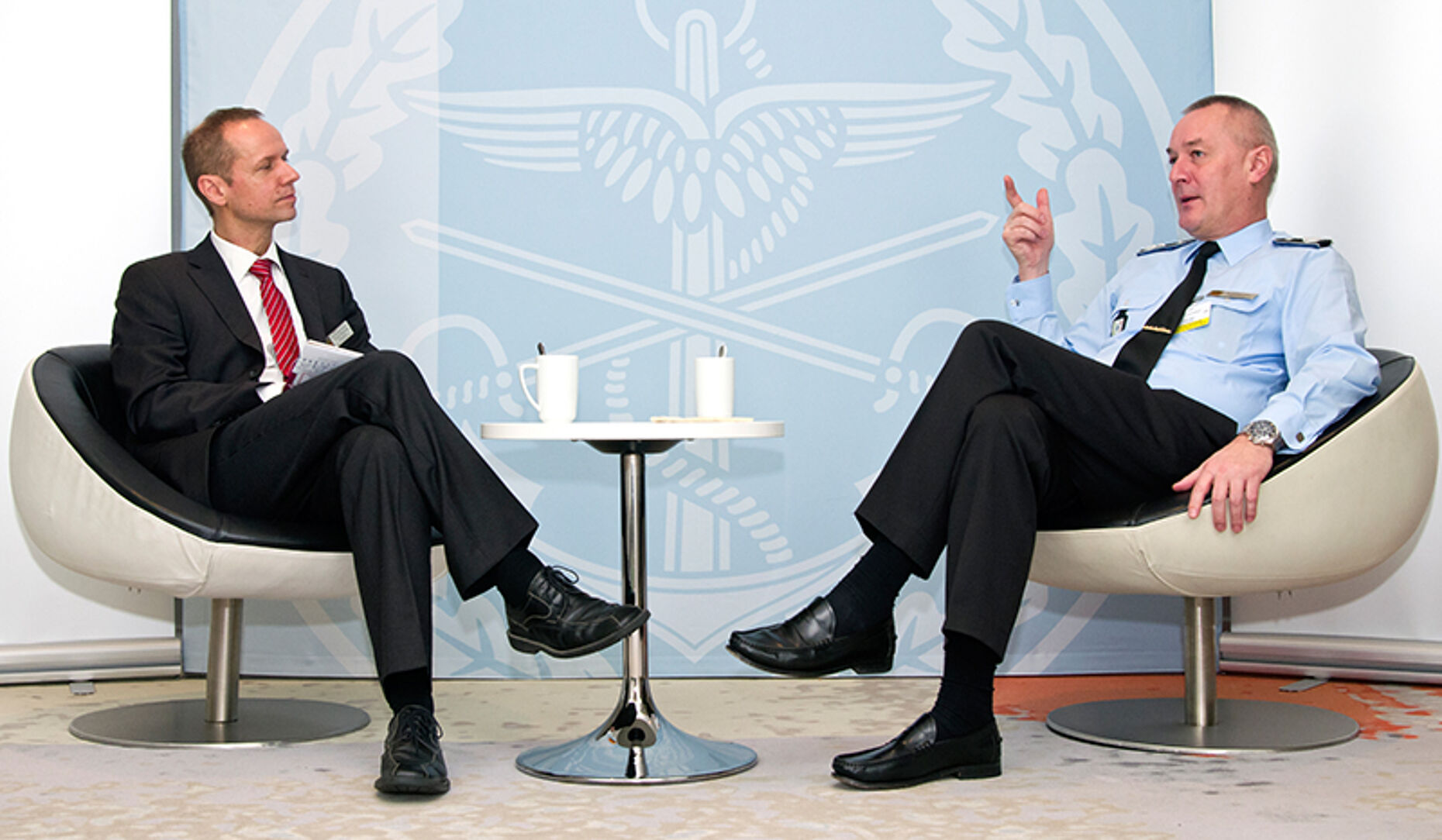 Schatzmeister Oberstleutnant Stephan Zier (r.) wurde von Chefredakteur Frank Henning interviewt.