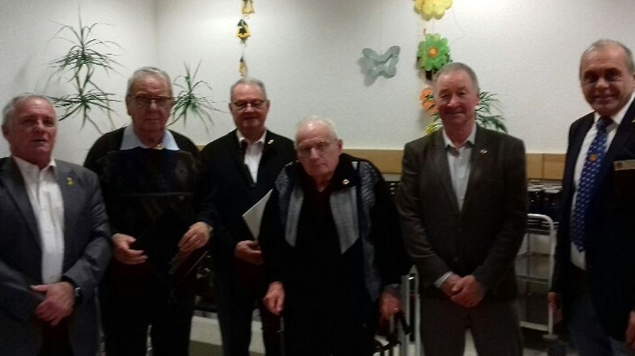 Vorsitzender Heinz Simon (v. l.) mit den geehrten Kameraden Wolfgang Dörr, Helmut Schmitz, Hans-Günter Hohm, Thomas Kriechbaumer sowie Bezirksvorsitzendem Matthias Schneider. Foto: Ralf Werner