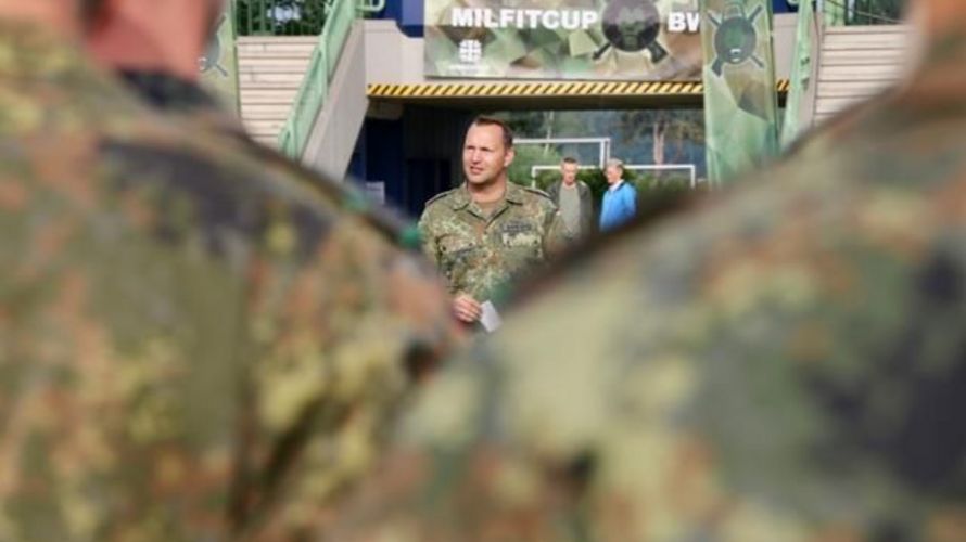 Oberstleutnant Heiko Wömpener begrüßt knapp 150 Teilnehmende aus fünf Nationen zur Bundeswehrmeisterschaft an der Sportschule in Warendorf. Foto: Bundeswehr/Arning