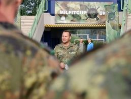 Oberstleutnant Heiko Wömpener begrüßt knapp 150 Teilnehmende aus fünf Nationen zur Bundeswehrmeisterschaft an der Sportschule in Warendorf. Foto: Bundeswehr/Arning