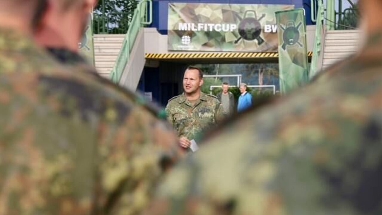 Oberstleutnant Heiko Wömpener begrüßt knapp 150 Teilnehmende aus fünf Nationen zur Bundeswehrmeisterschaft an der Sportschule in Warendorf. Foto: Bundeswehr/Arning