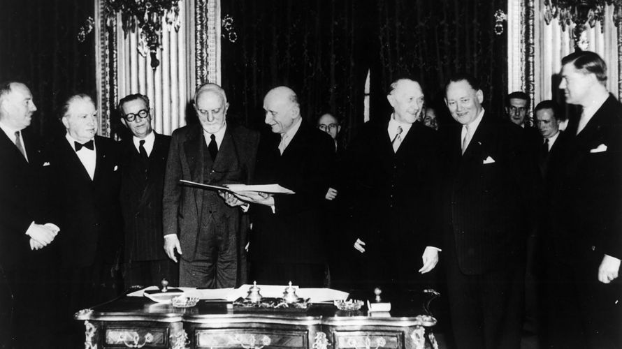 Ein erster Schritt hin zu einem geeinten Europa: Im Uhrensaal des französischen Außenministeriums wird am 18. April 1951 der Vertrag zur Montanunion unterzeichnet. Foto: picture alliance/AKG