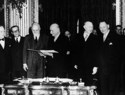 Ein erster Schritt hin zu einem geeinten Europa: Im Uhrensaal des französischen Außenministeriums wird am 18. April 1951 der Vertrag zur Montanunion unterzeichnet. Foto: picture alliance/AKG