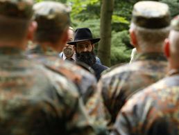 Bundeswehrsoldaten, aufgenommen am 21. Juni 2007 auf dem Jüdischen Friedhof in Berlin-Weißensee. Soldaten der Bundeswehr und Reservisten pflegen hier seit mehreren Jahren den Friedhof der Israelitischen Synagogen-Gemeinde (Adass Jisroel) in der Wittlicher Straße. Foto: dpa