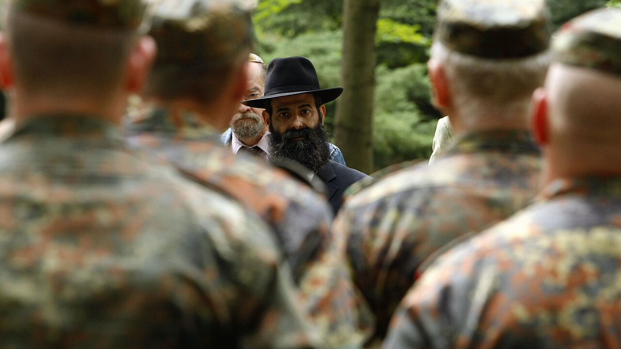 Bundeswehrsoldaten, aufgenommen am 21. Juni 2007 auf dem Jüdischen Friedhof in Berlin-Weißensee. Soldaten der Bundeswehr und Reservisten pflegen hier seit mehreren Jahren den Friedhof der Israelitischen Synagogen-Gemeinde (Adass Jisroel) in der Wittlicher Straße. Foto: dpa