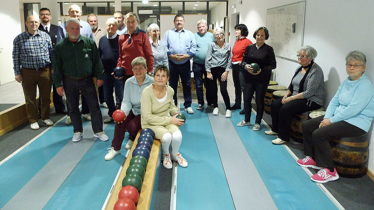 Mitglieder der KERH Stralsund auf der Kegelbahn. Foto: DBwV/Schülke