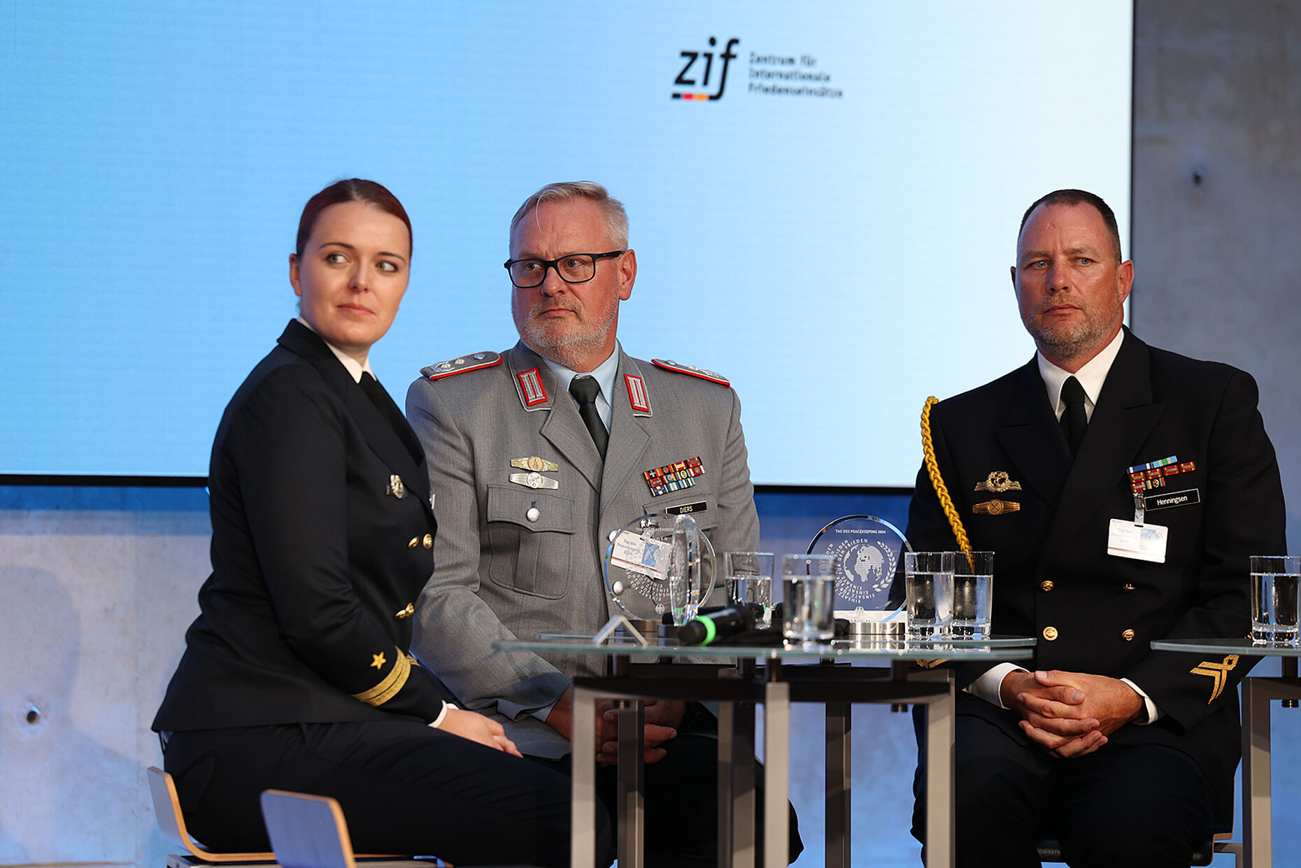 Die Preisträger der Bundeswehr: Oberleutnant zur See Katrin Lange, Oberstleutnant Michael Diers und Stabsbootsmann Maik Henningsen. Foto: DBwV/Yann Bombeke