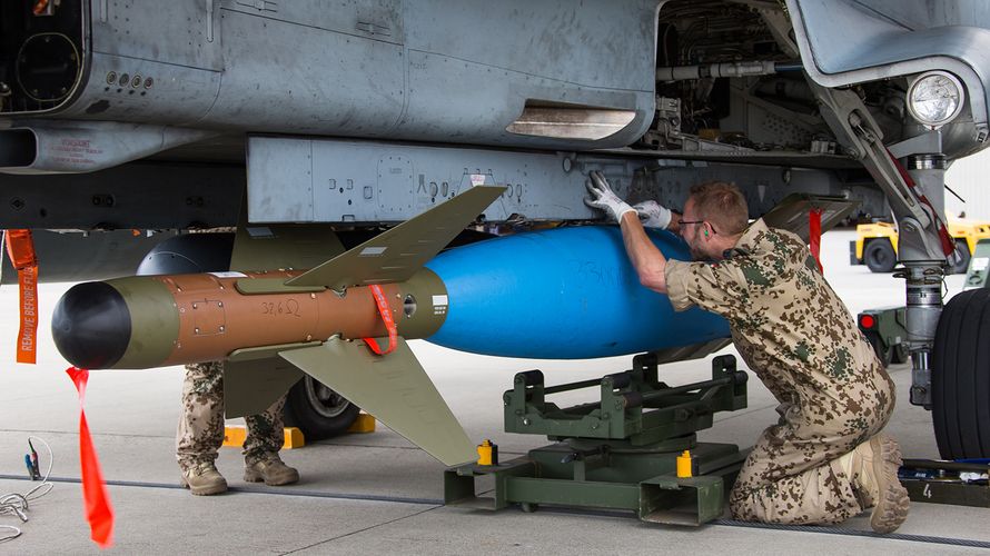 Techniker vom Taktischen Luftwaffengeschwader 33 aus Büchel montieren eine lasergelenkte Bombe unter einem Tornado. Die Einsatzbereitschaft der Hauptwaffensysteme lässt zu Wünschen übrig Foto: Bundeswehr/Andrea Bienert