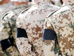Soldaten mit Trauerbinden sind am 18. April 2010 in Masar-e-Sharif angetreten. Drei Tage zuvor waren vier ihrer Kameraden im Kampf gefallen. Foto: dpa